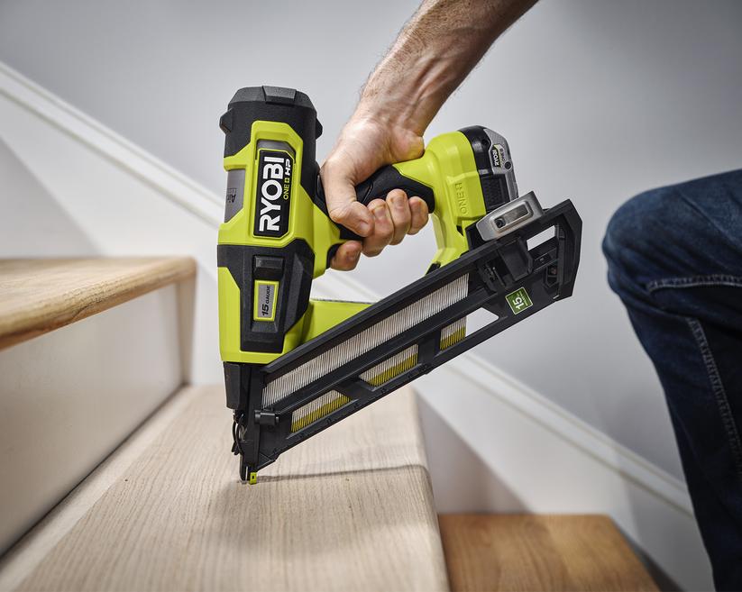 Бесщёточный двигатель и 1500 гвоздей на одном заряде.</p>
<p>Ryobi показали аккумуляторный гвоздезабиватель PBL375B